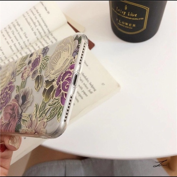 iPhone 11 pro cases and comes with the iPhone 11 - Picture 4 of 5